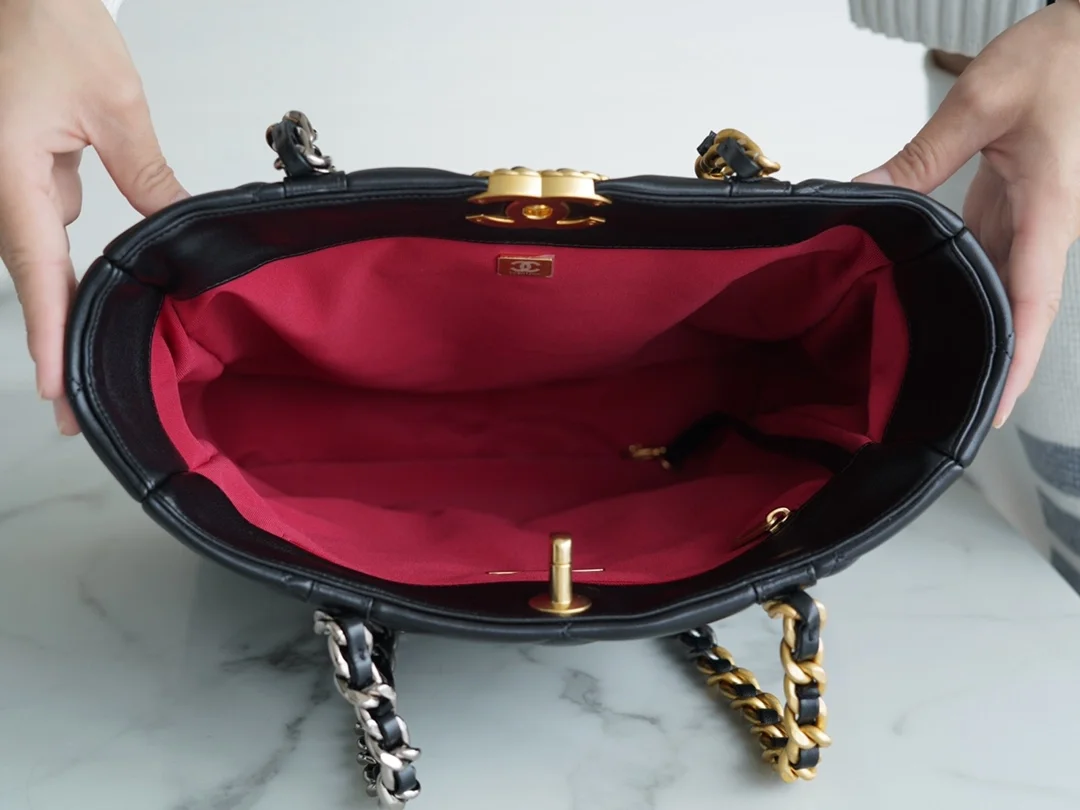 샤넬 19백 쇼핑 토트 미디엄 램스킨 블랙