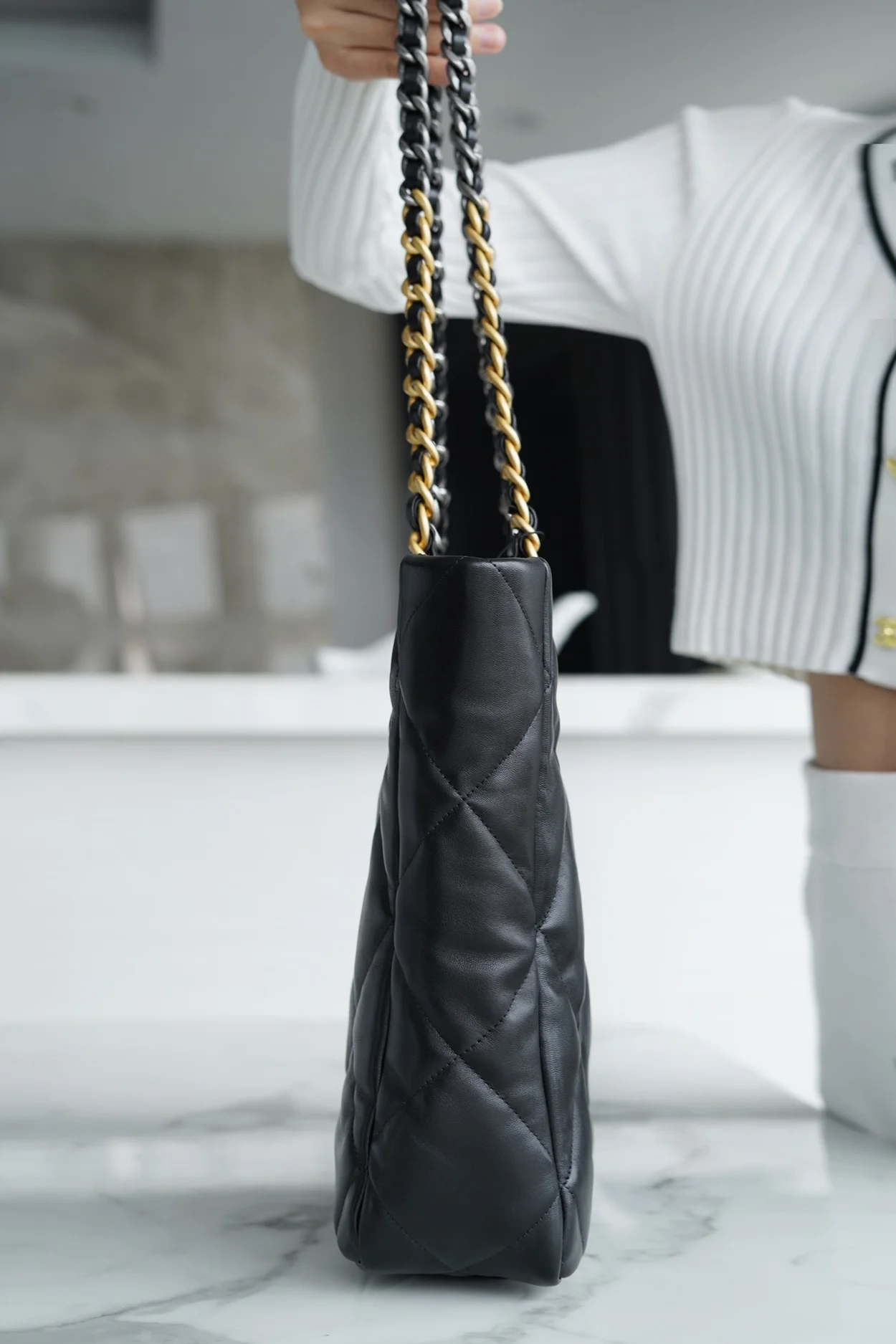 샤넬 19백 쇼핑 토트 미디엄 램스킨 블랙