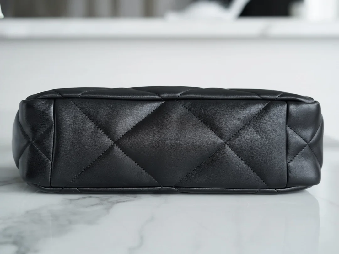 샤넬 19백 쇼핑 토트 미디엄 램스킨 블랙