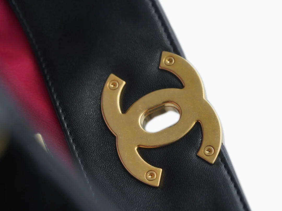 샤넬 19백 쇼핑 토트 미디엄 램스킨 블랙