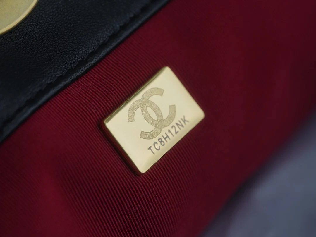 샤넬 19백 쇼핑 토트 미디엄 램스킨 블랙