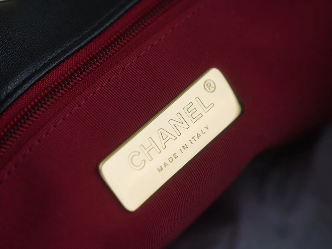 샤넬 19백 쇼핑 토트 미디엄 램스킨 블랙