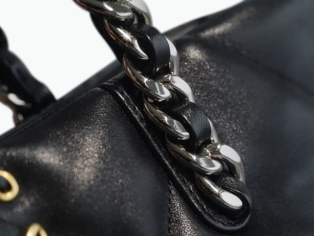 샤넬 19백 쇼핑 토트 미디엄 램스킨 블랙