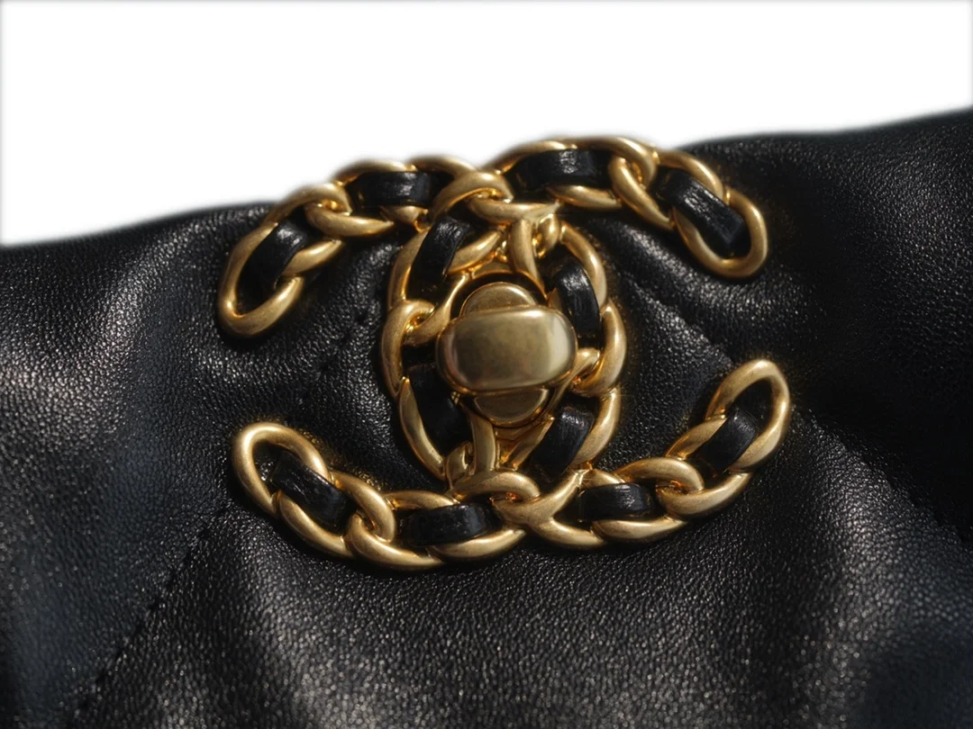 샤넬 19백 쇼핑 토트 미디엄 램스킨 블랙