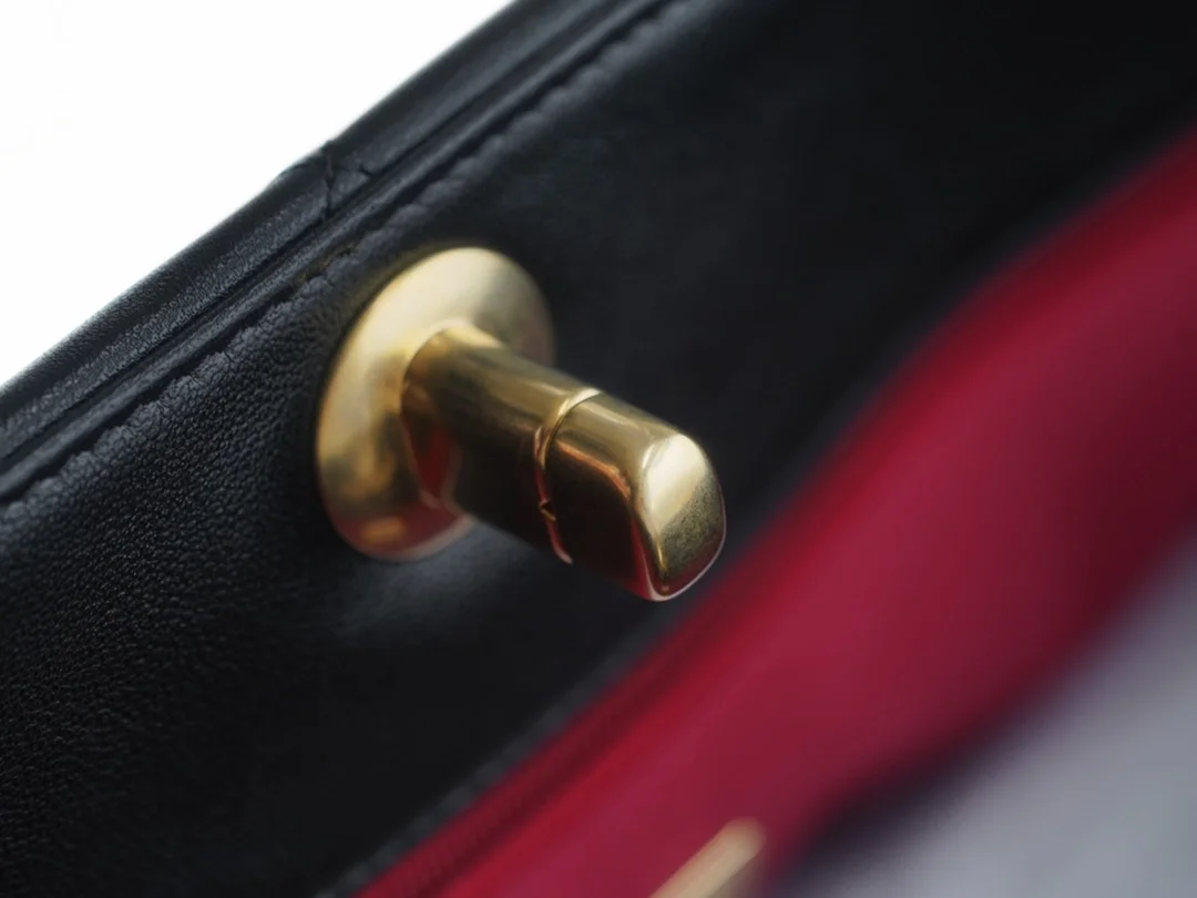 샤넬 19백 쇼핑 토트 미디엄 램스킨 블랙