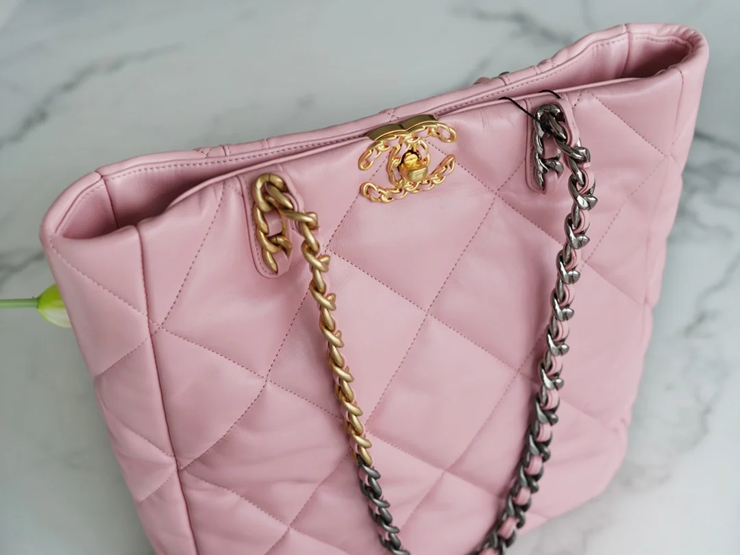 샤넬 19백 쇼핑 토트 미디엄 램스킨 핑크