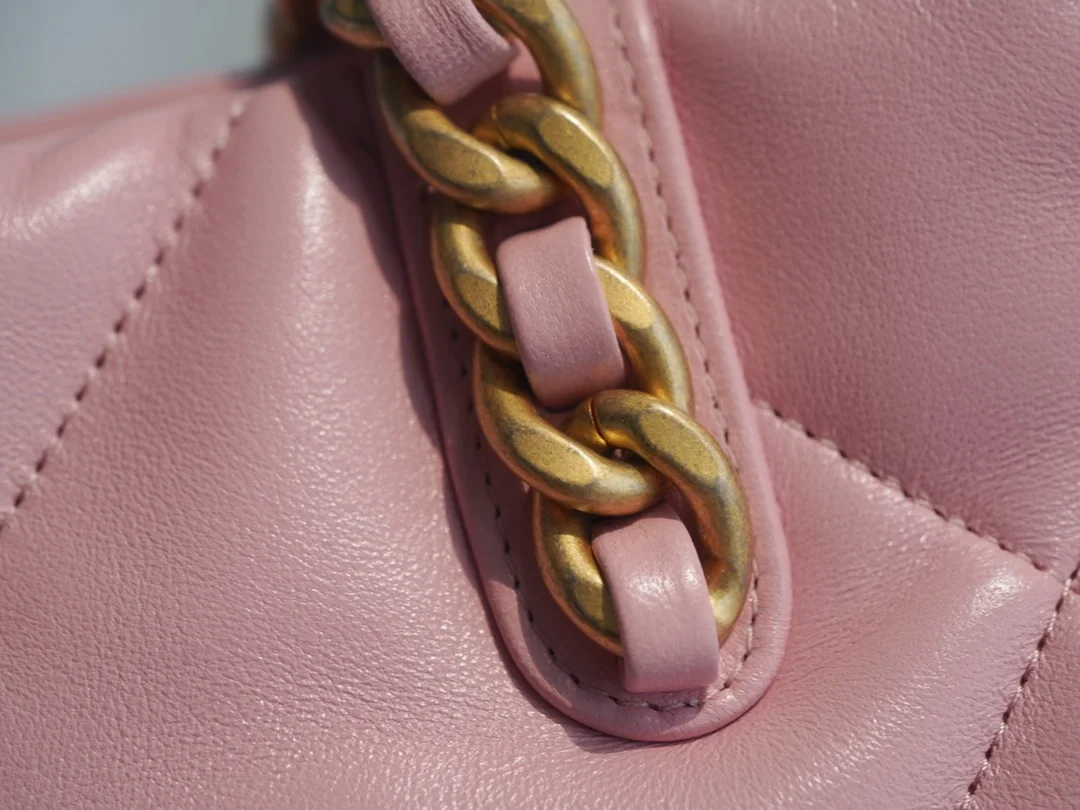 샤넬 19백 쇼핑 토트 미디엄 램스킨 핑크