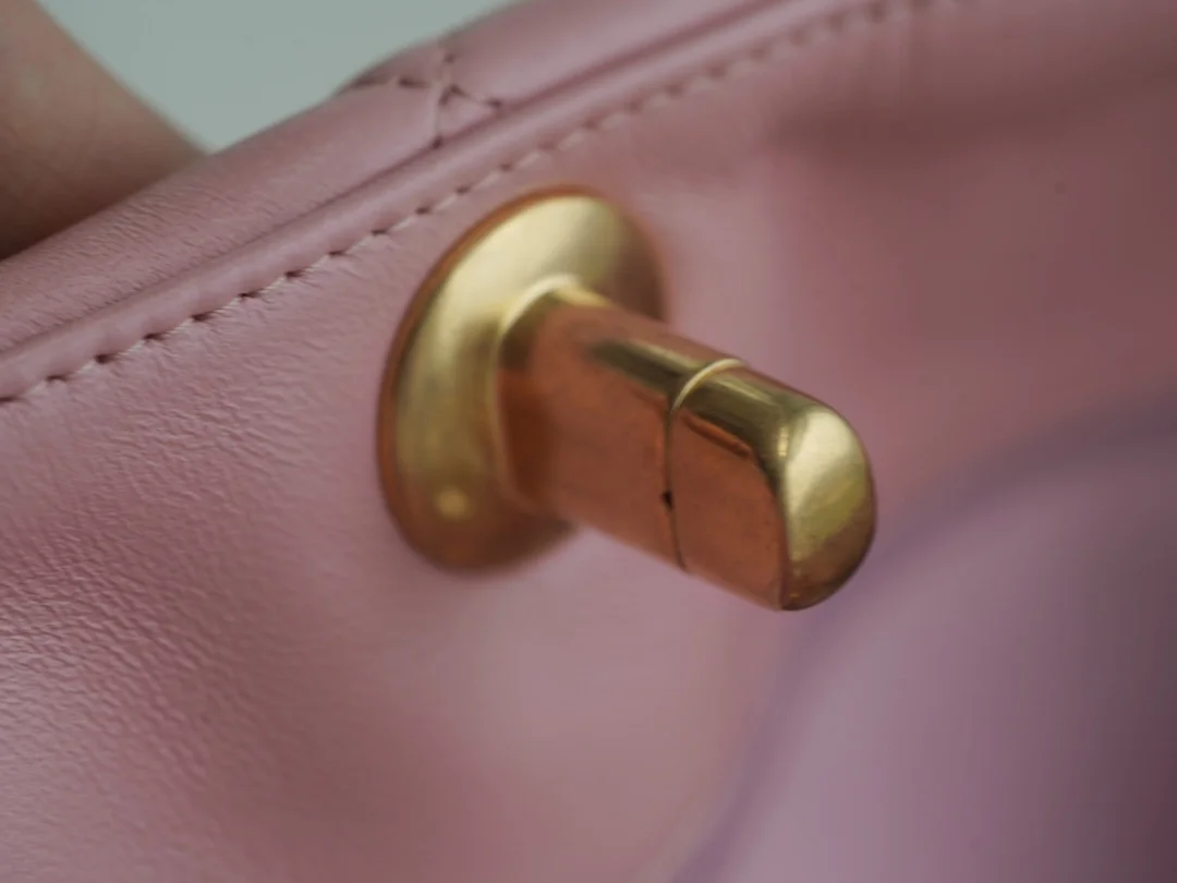 샤넬 19백 쇼핑 토트 미디엄 램스킨 핑크