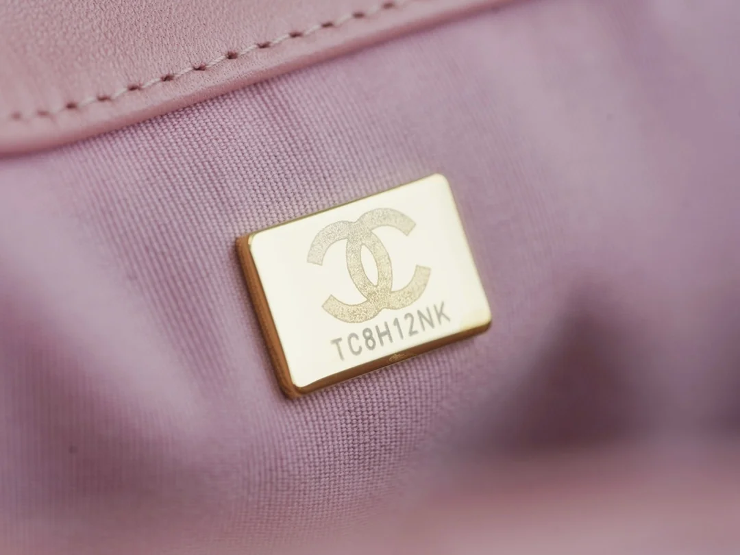 샤넬 19백 쇼핑 토트 미디엄 램스킨 핑크