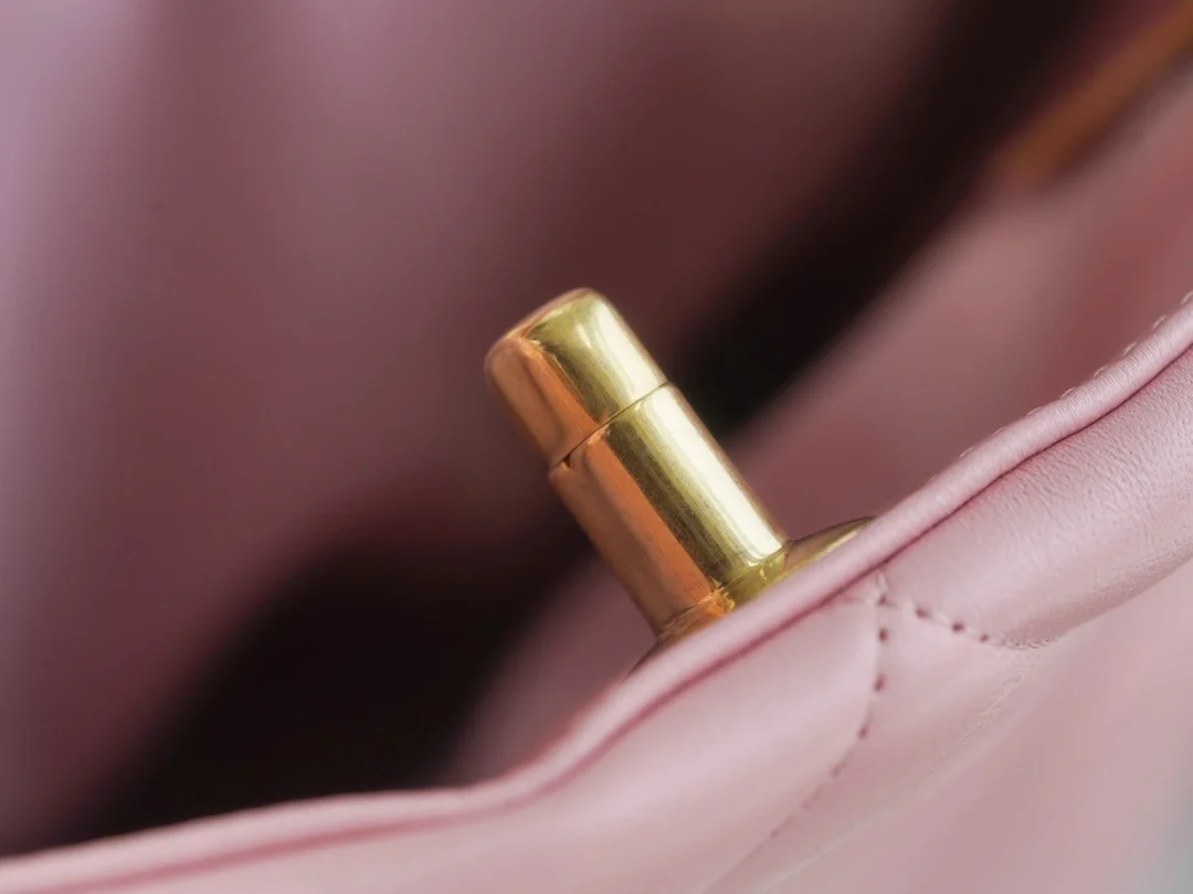 샤넬 19백 쇼핑 토트 미디엄 램스킨 핑크