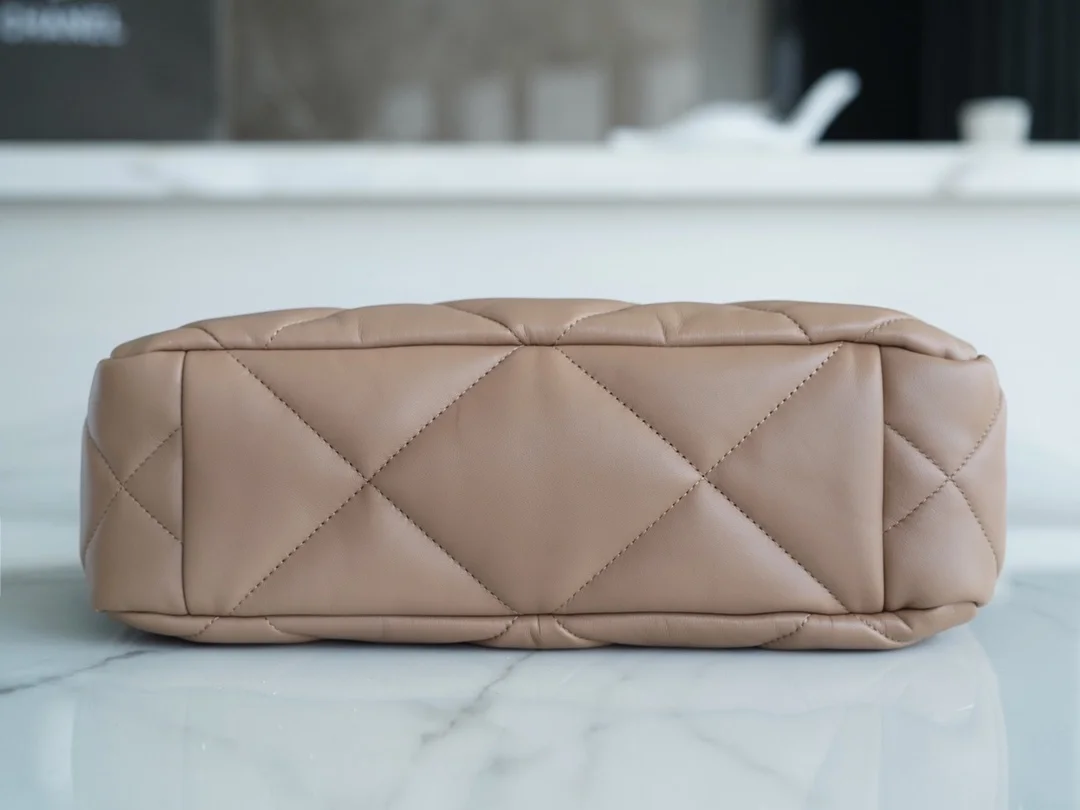 샤넬 19백 쇼핑 토트 미디엄 램스킨 브라운