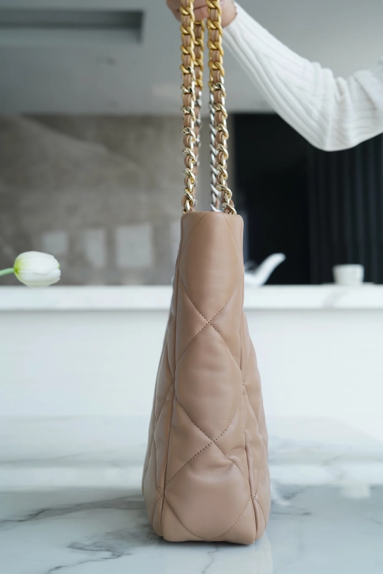 샤넬 19백 쇼핑 토트 미디엄 램스킨 브라운