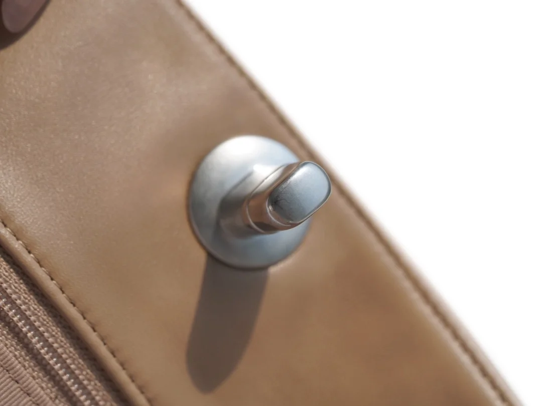 샤넬 19백 쇼핑 토트 미디엄 램스킨 브라운