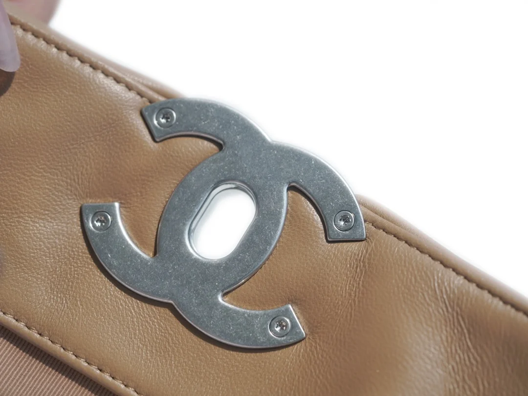 샤넬 19백 쇼핑 토트 미디엄 램스킨 브라운