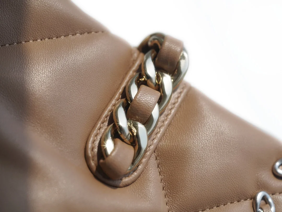 샤넬 19백 쇼핑 토트 미디엄 램스킨 브라운