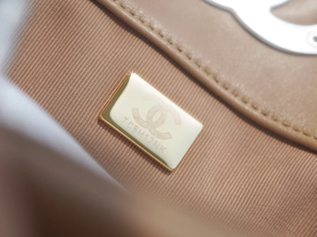 샤넬 19백 쇼핑 토트 미디엄 램스킨 브라운