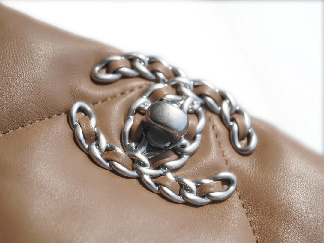 샤넬 19백 쇼핑 토트 미디엄 램스킨 브라운