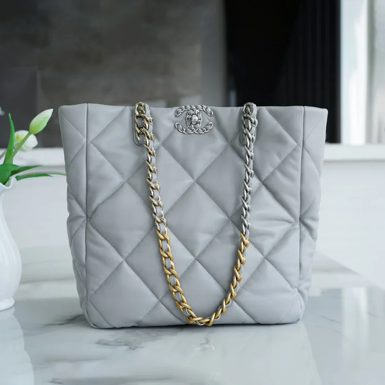 샤넬 19백 쇼핑 토트 미디엄 램스킨 그레이