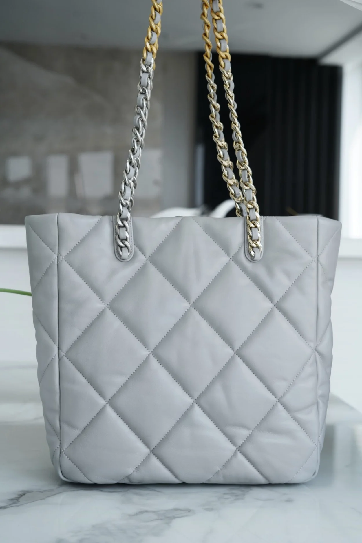 샤넬 19백 쇼핑 토트 미디엄 램스킨 그레이