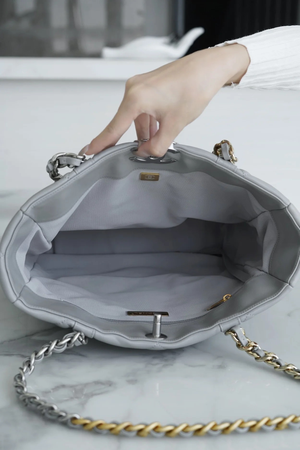 샤넬 19백 쇼핑 토트 미디엄 램스킨 그레이