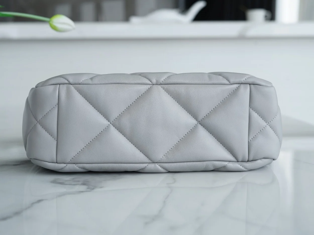 샤넬 19백 쇼핑 토트 미디엄 램스킨 그레이