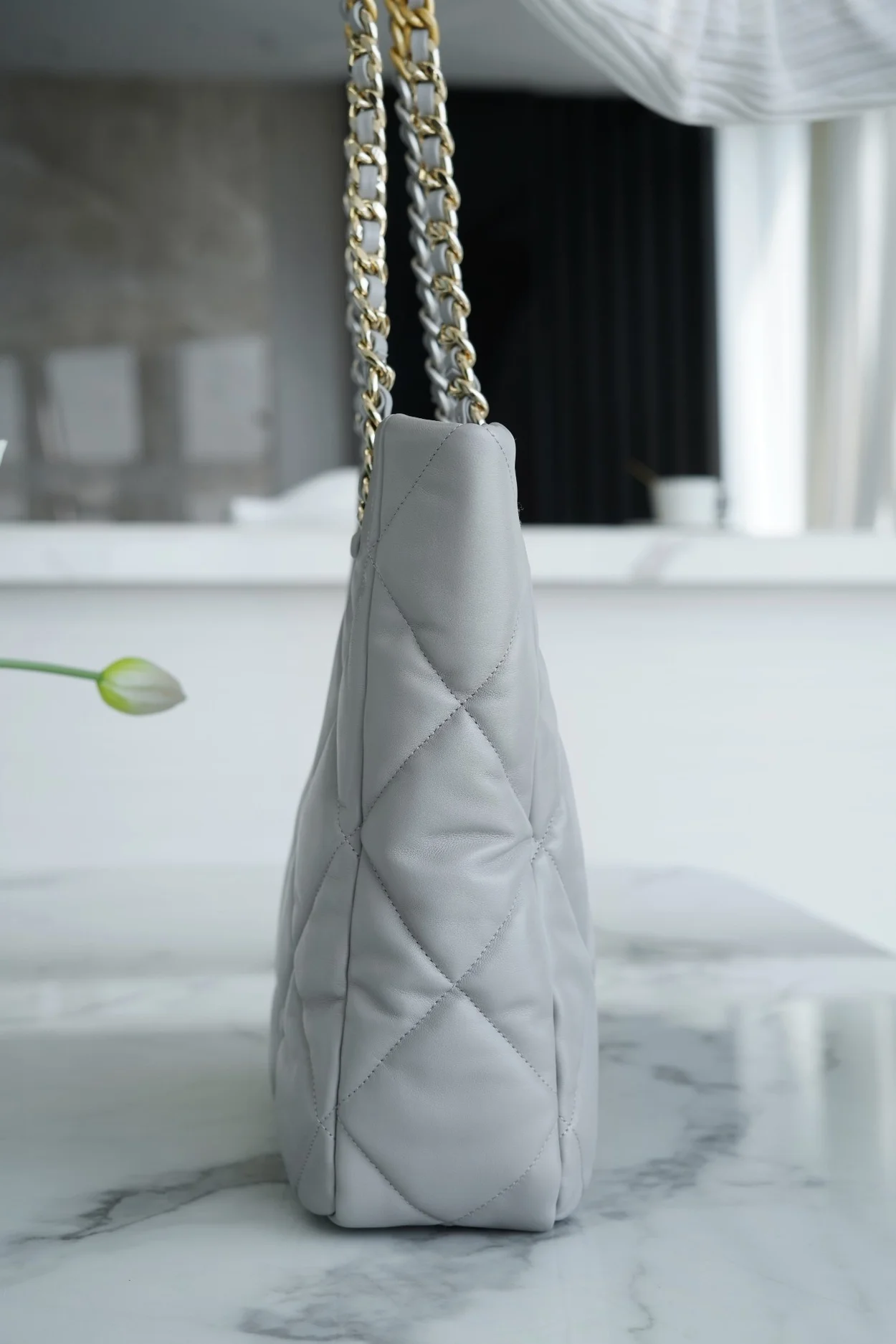 샤넬 19백 쇼핑 토트 미디엄 램스킨 그레이