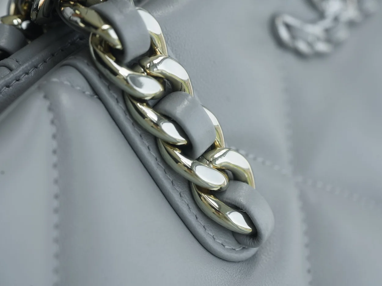 샤넬 19백 쇼핑 토트 미디엄 램스킨 그레이