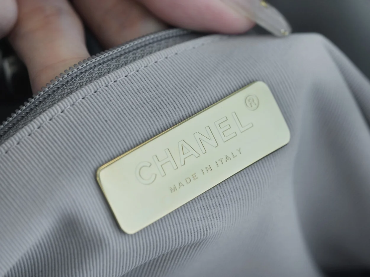 샤넬 19백 쇼핑 토트 미디엄 램스킨 그레이