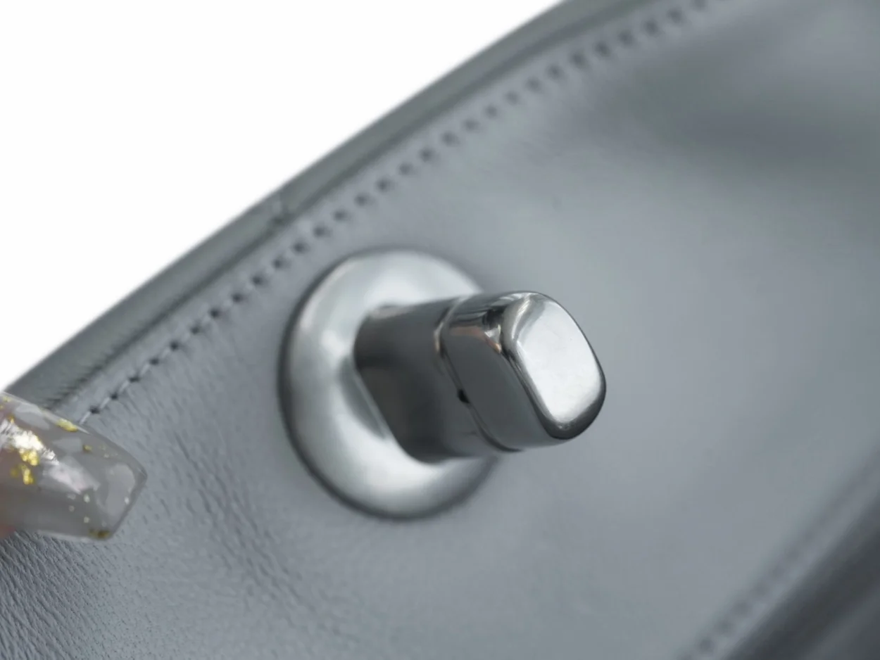 샤넬 19백 쇼핑 토트 미디엄 램스킨 그레이