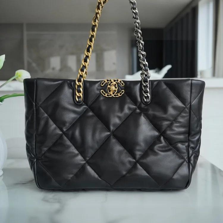 샤넬 19백 램스킨 East/West 쇼핑 토트 블랙