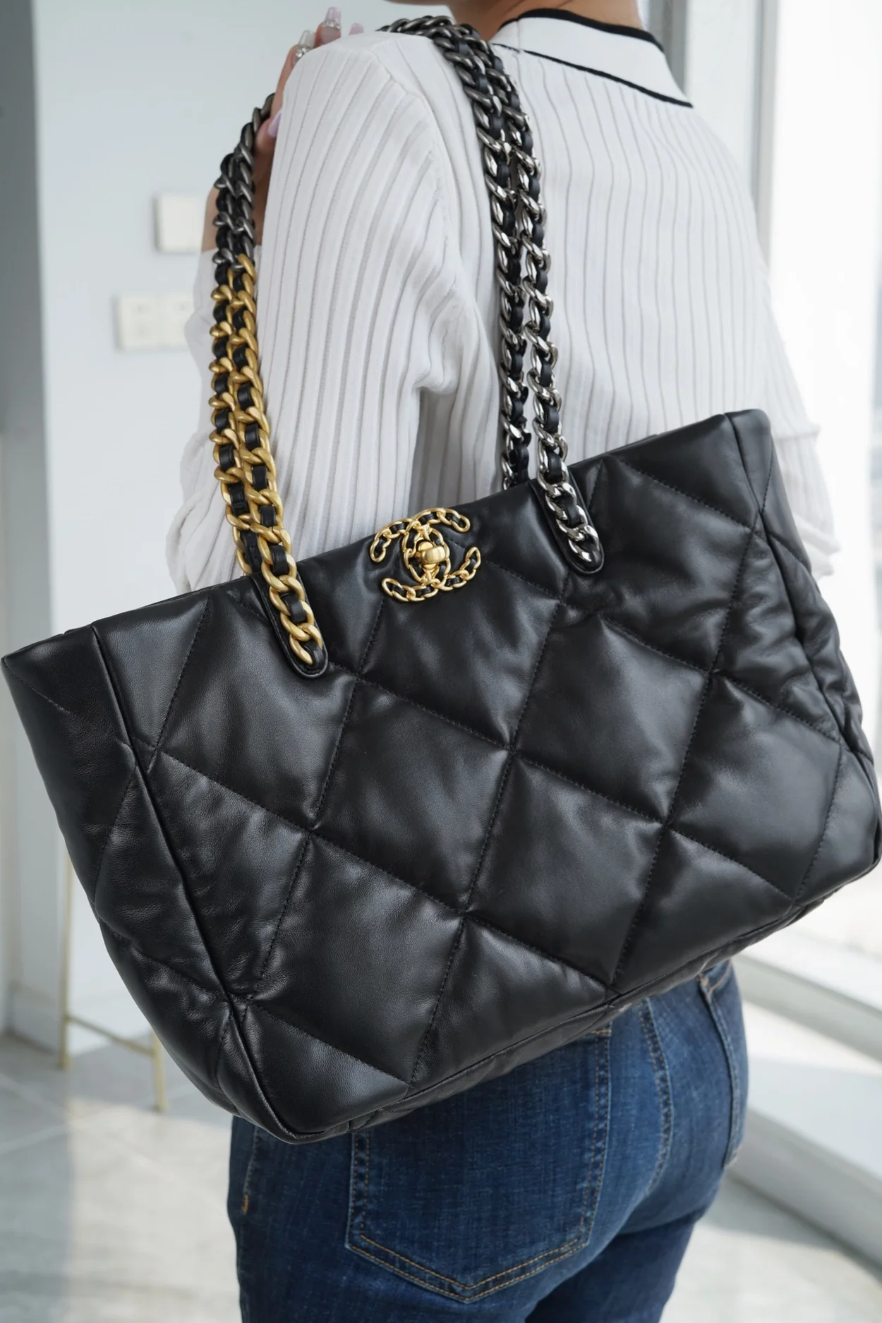 샤넬 19백 램스킨 East/West 쇼핑 토트 블랙