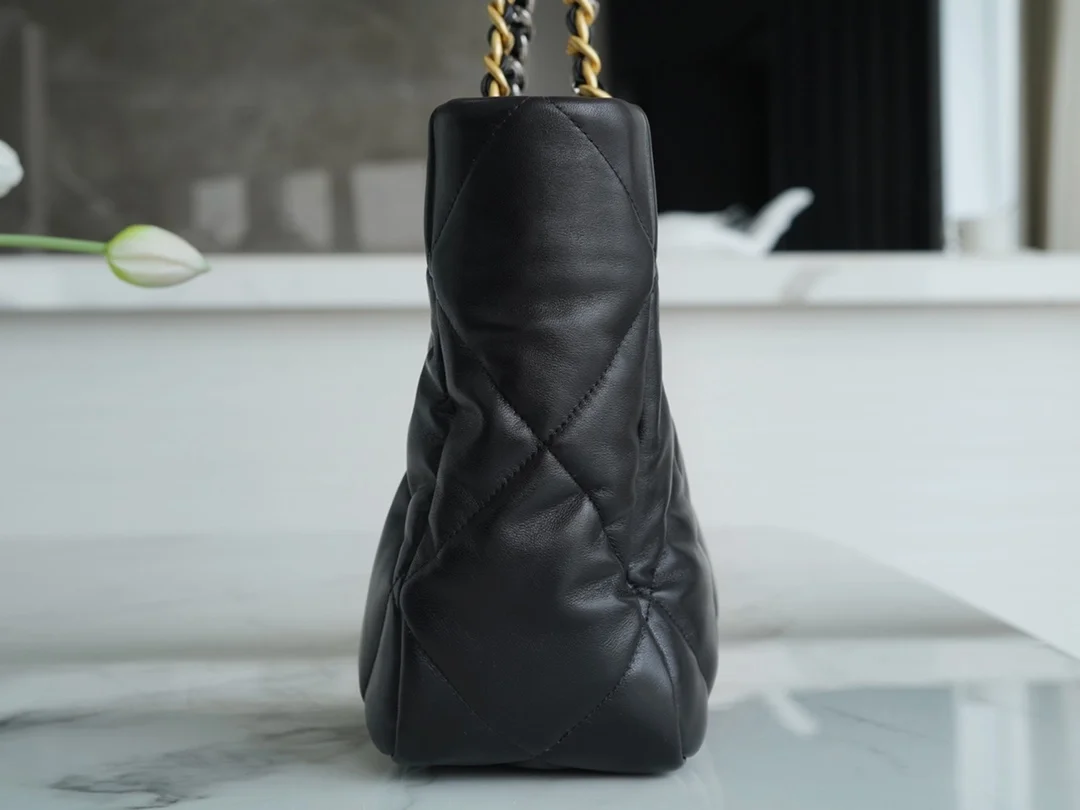 샤넬 19백 램스킨 East/West 쇼핑 토트 블랙