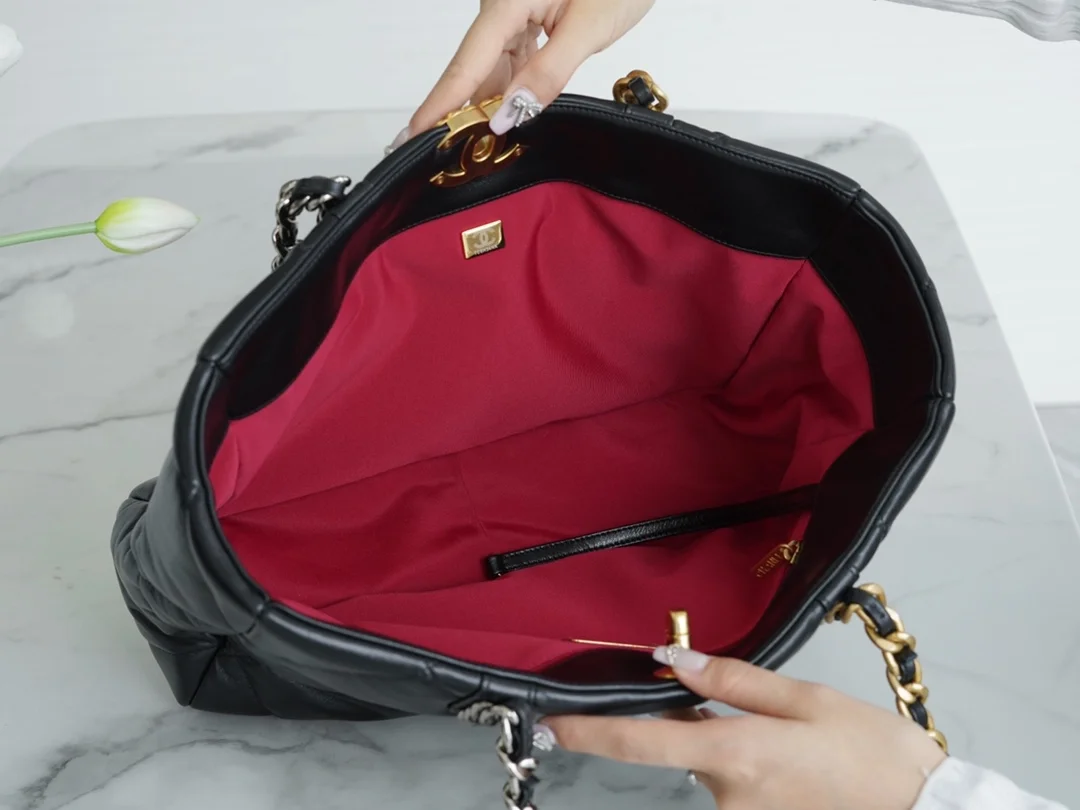 샤넬 19백 램스킨 East/West 쇼핑 토트 블랙