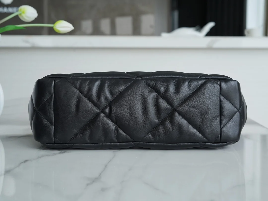 샤넬 19백 램스킨 East/West 쇼핑 토트 블랙