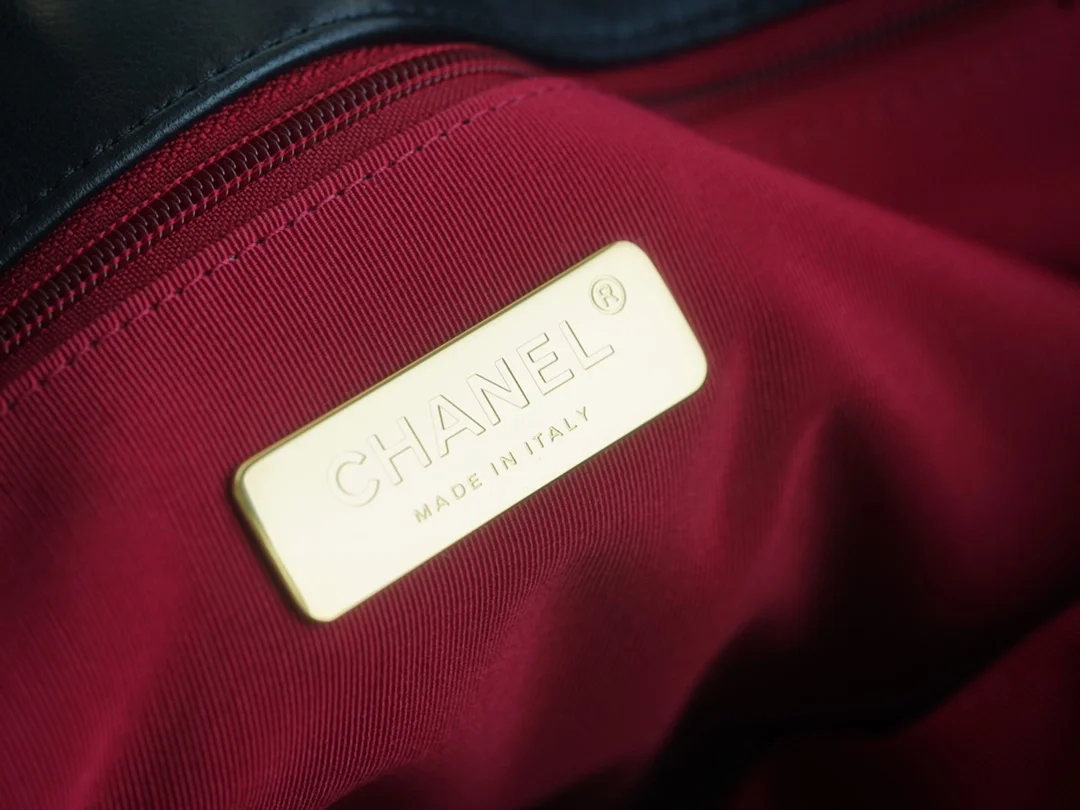 샤넬 19백 램스킨 East/West 쇼핑 토트 블랙