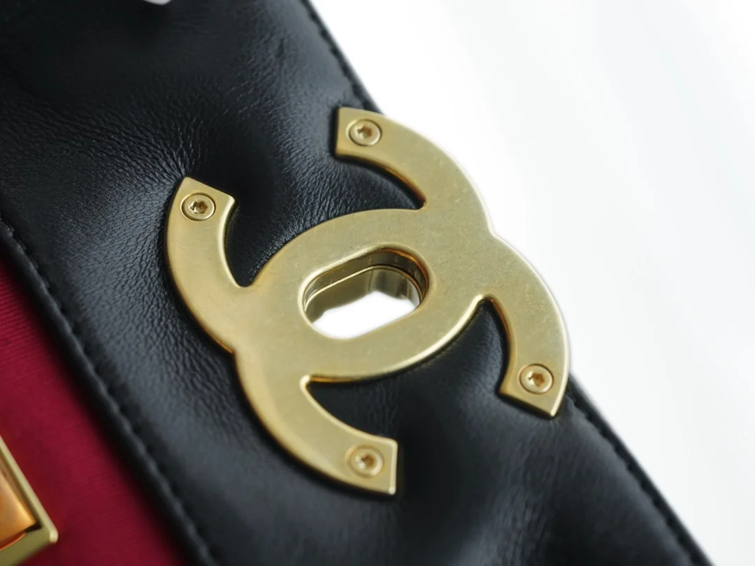 샤넬 19백 램스킨 East/West 쇼핑 토트 블랙