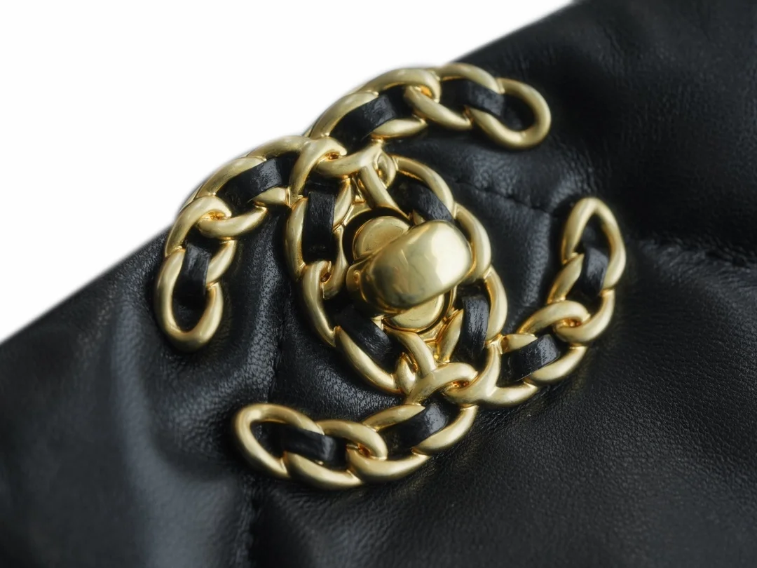 샤넬 19백 램스킨 East/West 쇼핑 토트 블랙