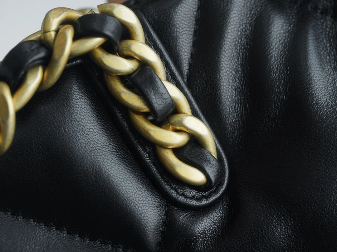 샤넬 19백 램스킨 East/West 쇼핑 토트 블랙