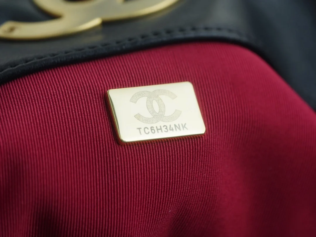 샤넬 19백 램스킨 East/West 쇼핑 토트 블랙