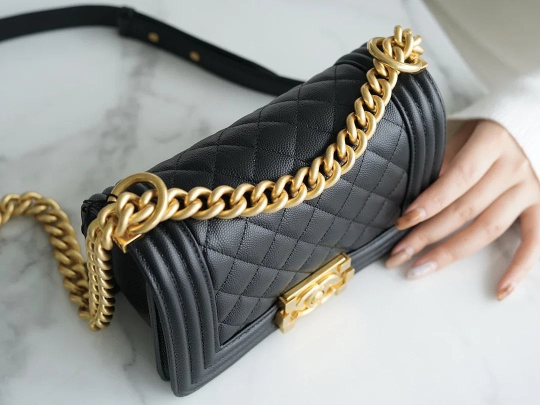 샤넬 보이백 스몰 블랙 금장 캐비어