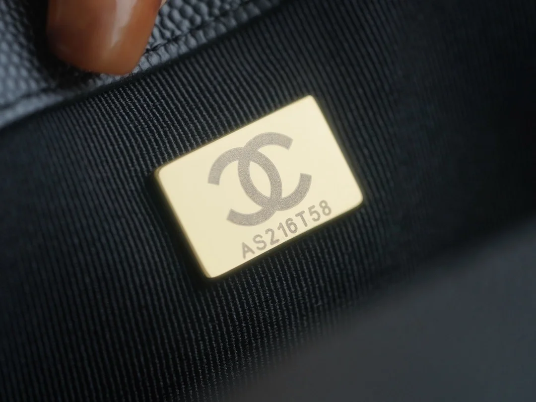 샤넬 보이백 스몰 블랙 금장 캐비어