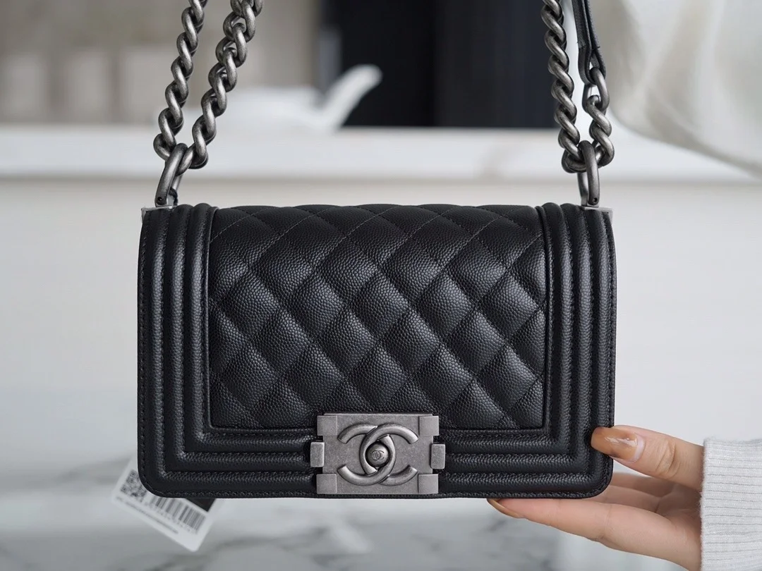 샤넬 보이백 스몰 블랙 은장 캐비어