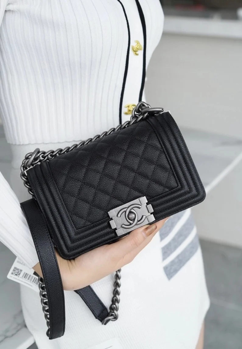 샤넬 보이백 스몰 블랙 은장 캐비어