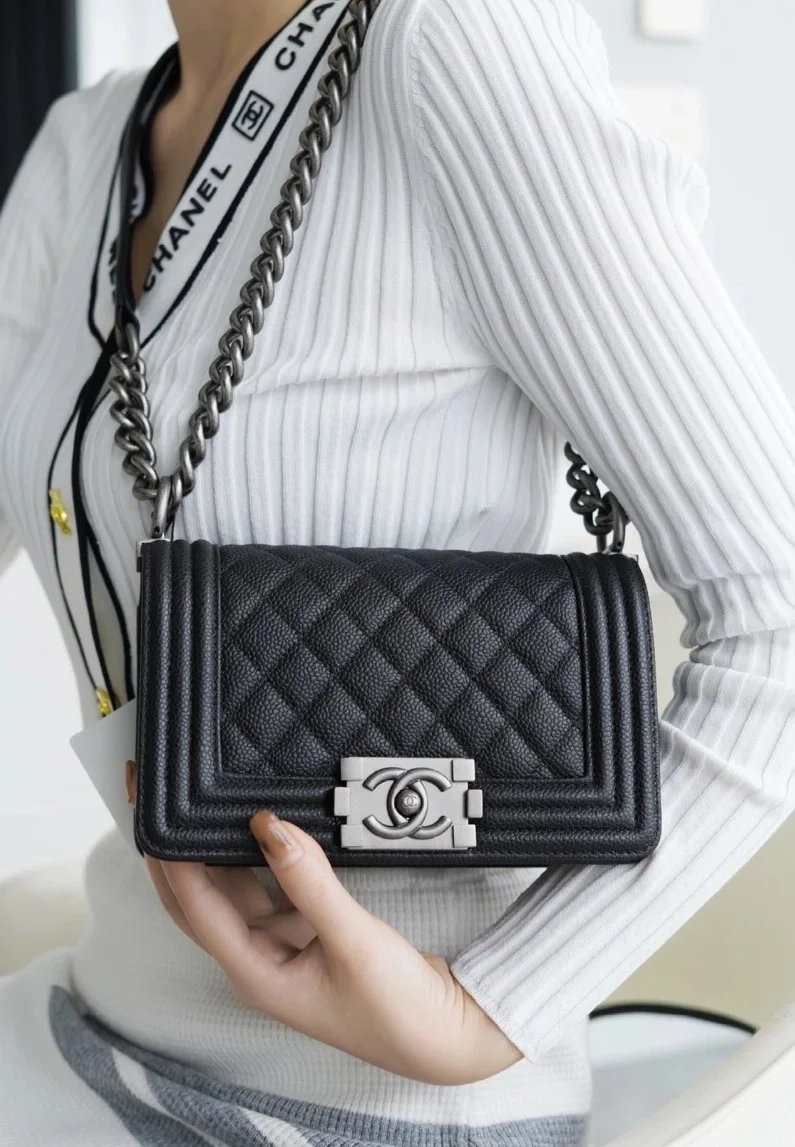 샤넬 보이백 스몰 블랙 은장 캐비어