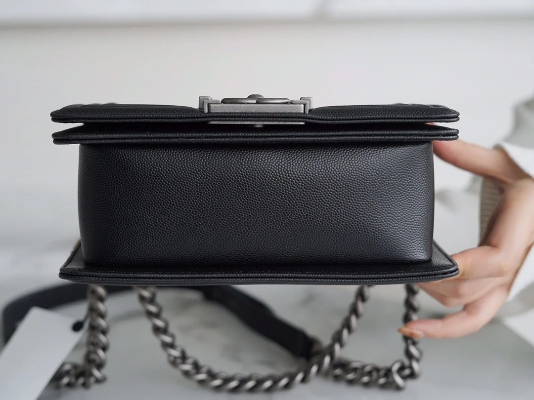 샤넬 보이백 스몰 블랙 은장 캐비어