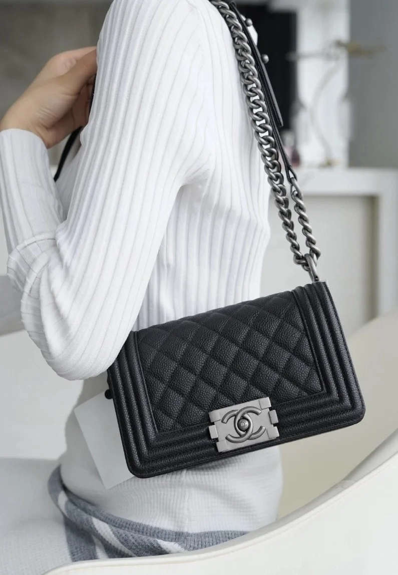 샤넬 보이백 스몰 블랙 은장 캐비어
