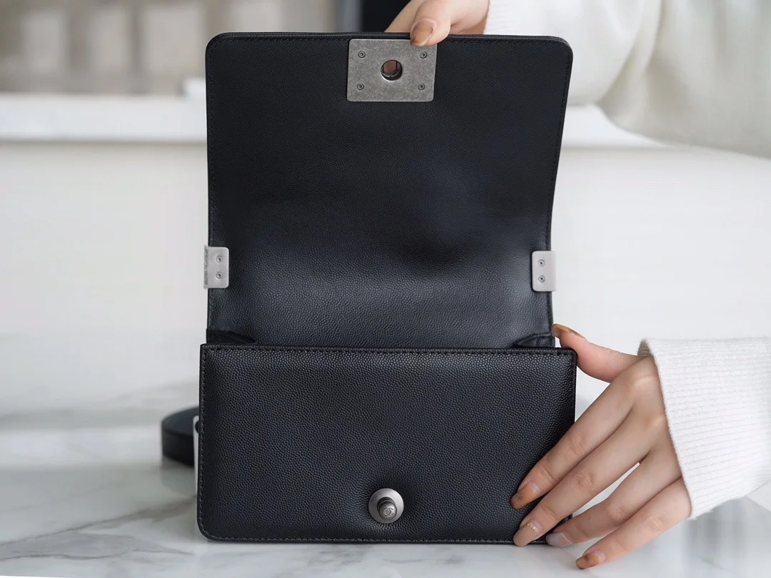 샤넬 보이백 스몰 블랙 은장 캐비어