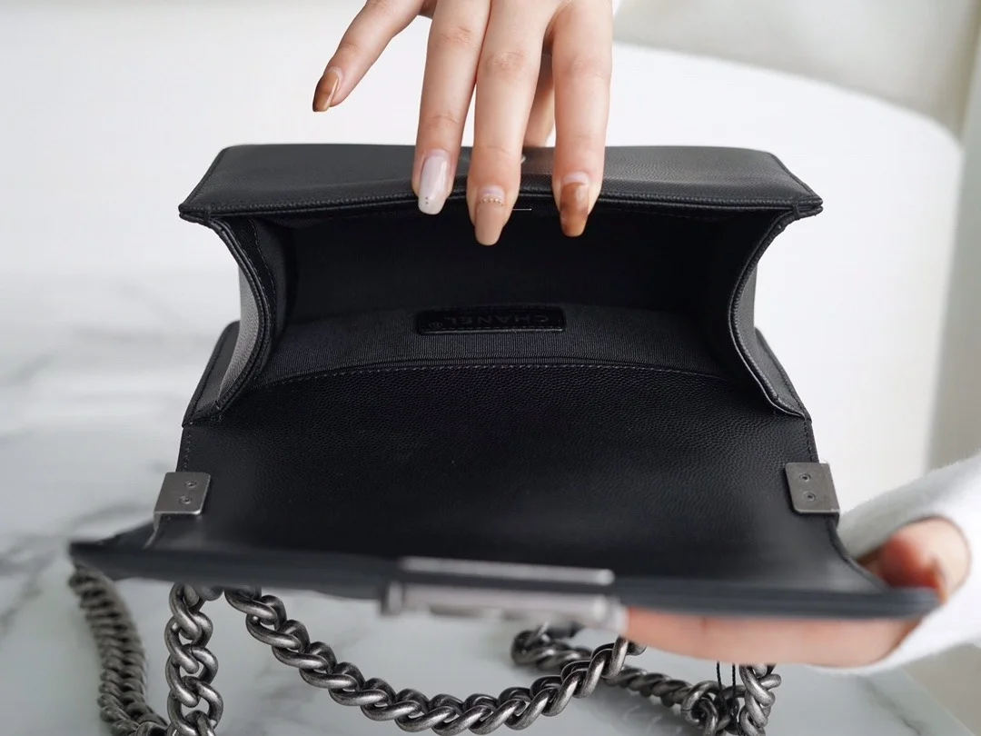 샤넬 보이백 스몰 블랙 은장 캐비어