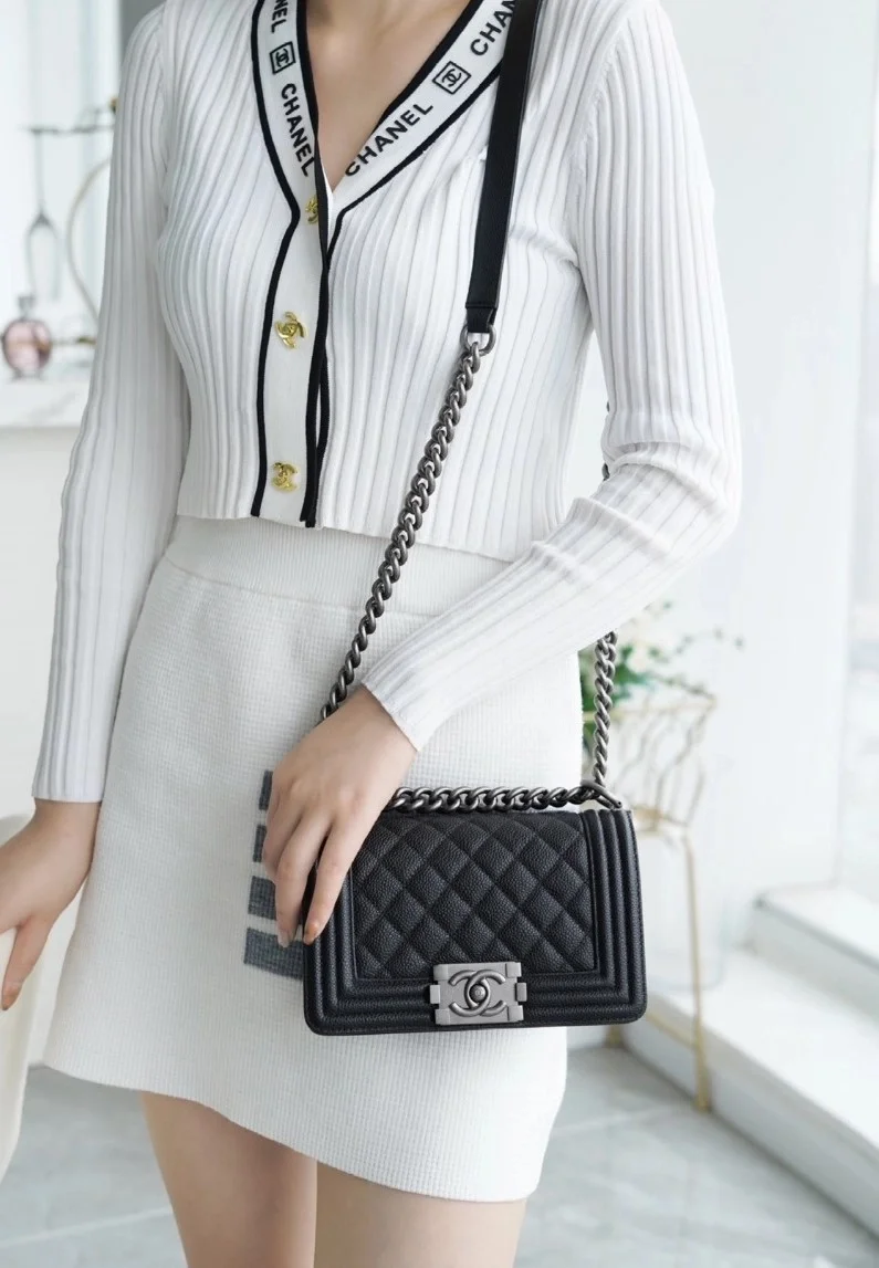 샤넬 보이백 스몰 블랙 은장 캐비어