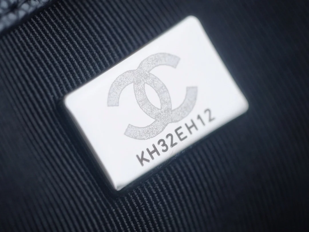 샤넬 보이백 스몰 블랙 은장 캐비어